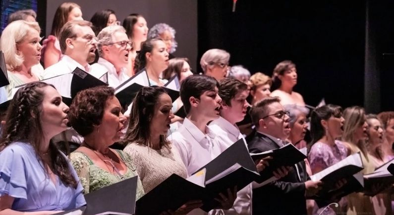  “As vozes harmoniosas da Filarmônica de Balneário Camboriú” em apresentação natalina nas janelas do Hotel Sibara Spa & Convenções