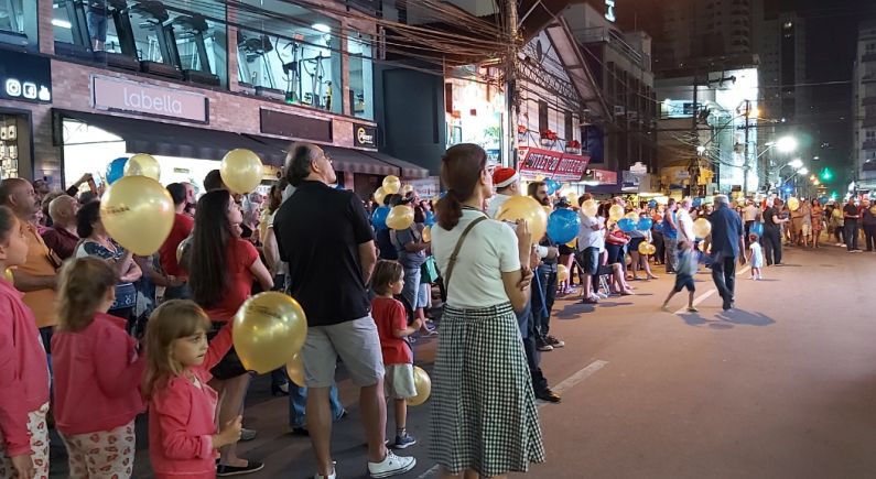 Retorno do Coral de Natal nas Janelas do Hotel Sibara renovam espírito natalino de Balneário Camboriú