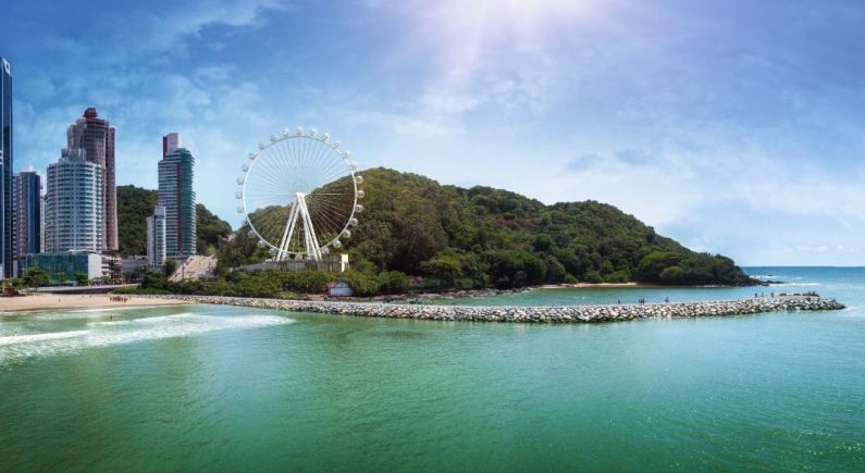 Santur visita obras de instalação de roda gigante estaiada, em Balneário Camboriú